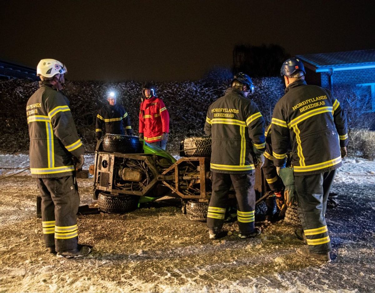 En fejemaskine væltede natten til tirsdag om på siden. KLIK for flere billeder. Foto: Rasmus Skaftved