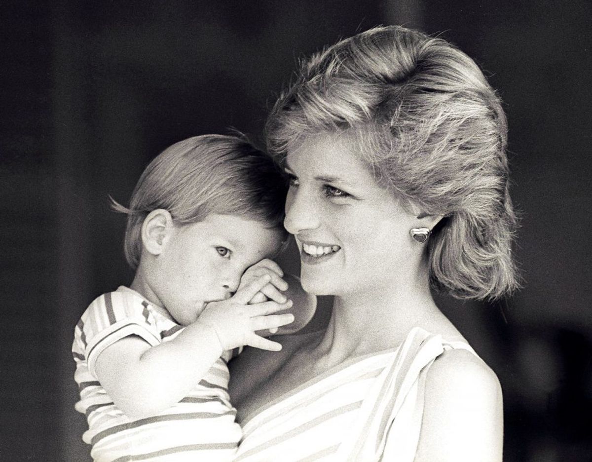 En lille prins Harry foreviget sammen med sin mor tilbage i august 1988. Klik videre for flere billeder. Foto: Scanpix/REUTERS/Hugh Peralta