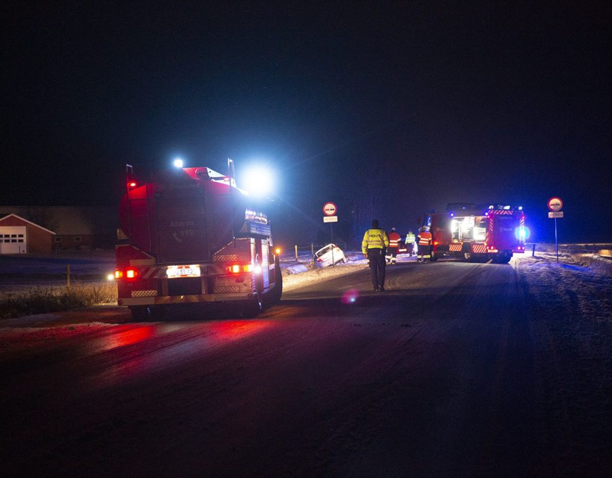Brandvæsenet har nui trukket bilen op af vejgrøften – Foto: René Lind Gammelmark