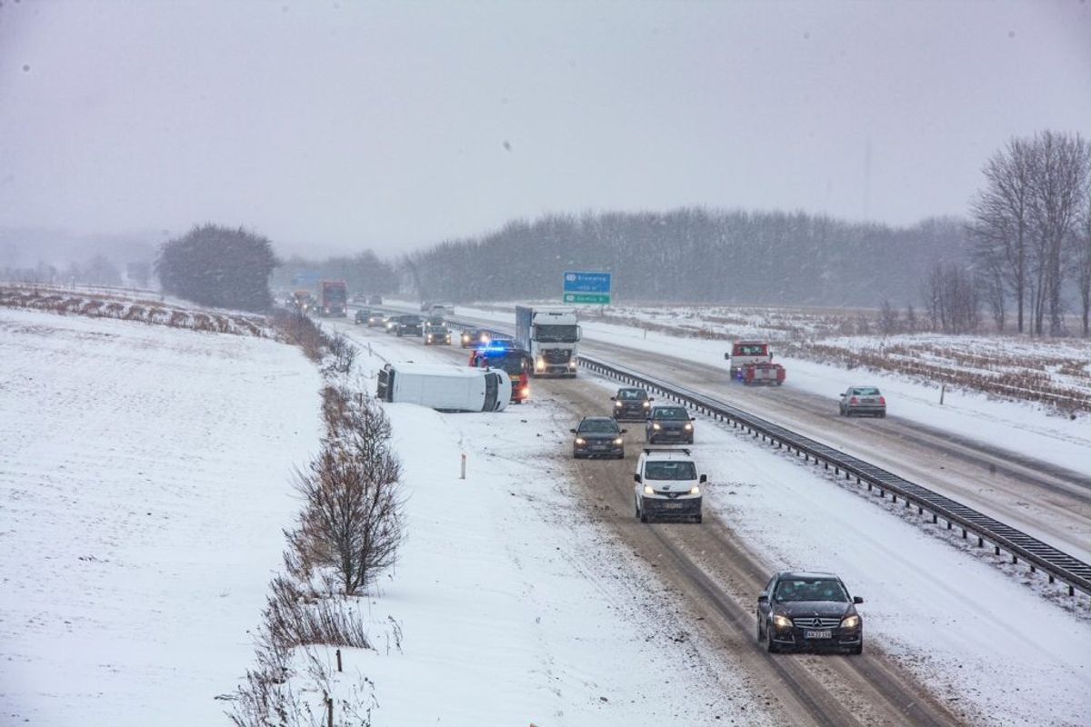 En varebil væltede mandag på Esbjergmotorvejen. Der er ryddet op efter uheldet og alle spor er farbare. KLIK FOR FLERE BILLEDER FRA UHELDET. Foto: Presse.fotos.dk