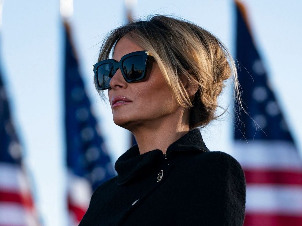Melania Trump har nu taget til genmæle overfor CNN, der i en artikel mere eller mindre påstår, at hun har vendt sin mand ryggen. (Photo by ALEX EDELMAN / AFP)