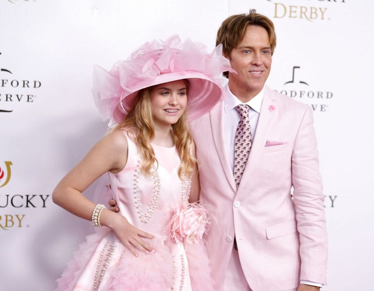 I dag 14-årige Dannielynn Birkhead, her sammen med sin far Larry Birkhead, har sat sig for at finde ud af mere om sin afdøde mor Anna Nicole Smith. Klik videre for flere billeder. Foto: Gregory Payan/AP/Ritzau Scanpix