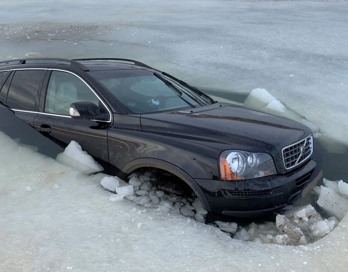 Det var denne Volvo XC90, der lørdag gik gennem isen ved Lakolk på Rømø. Foto: Syd- og Sønderjyllands Politi.