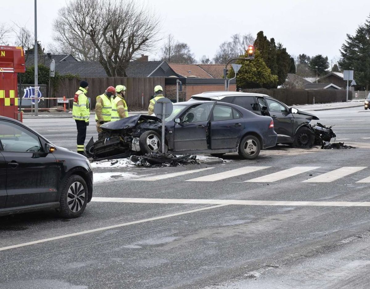 To biler kørte mandag morgen frontalt sammen i et befærdet kryds. Begge førere er kørt på skadestuen. KLIK for flere billeder. Foto: Øxenholt Foto.