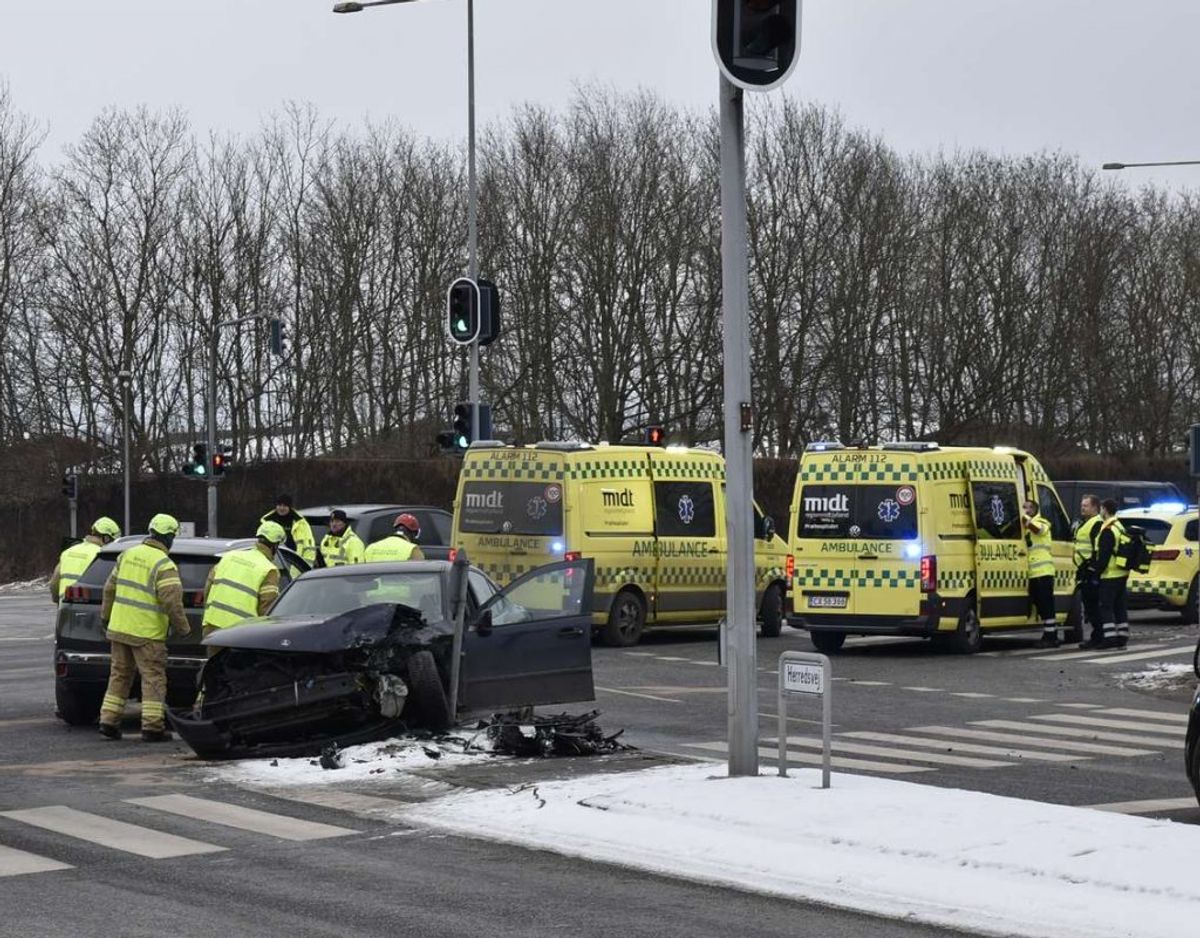 To biler kørte mandag morgen frontalt sammen i et befærdet kryds. Begge førere er kørt på skadestuen. KLIK for flere billeder. Foto: Øxenholt Foto.