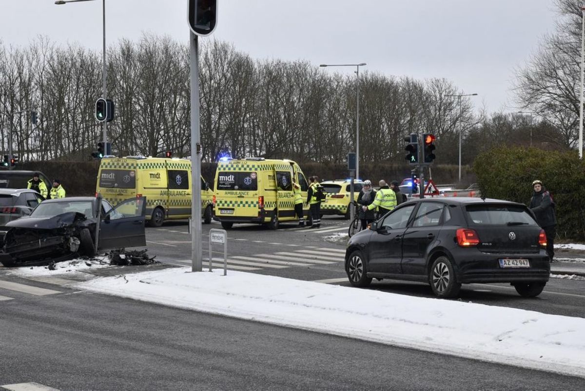 To biler kørte mandag morgen frontalt sammen i et befærdet kryds. Begge førere er kørt på skadestuen. KLIK for flere billeder. Foto: Øxenholt Foto.