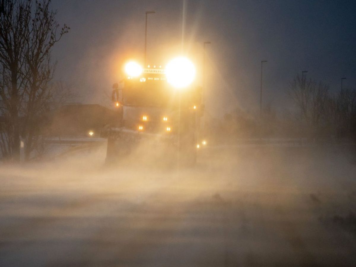 Der kan stedvis forekomme is- og sneglatte veje, isslag, våde vejbaner og snefygning. (Foto: Mads Claus Rasmussen/Ritzau Scanpix)