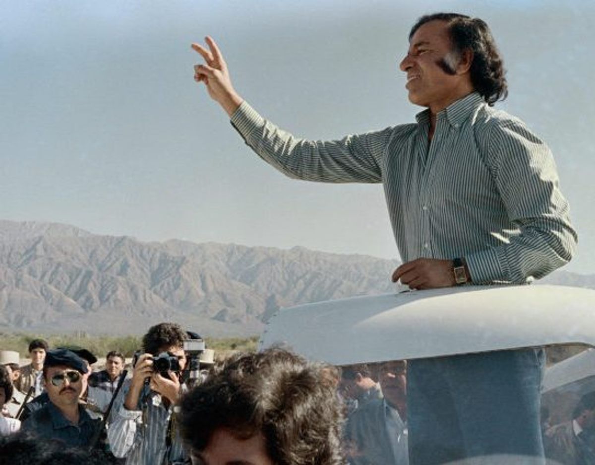 Carlos Menem under valgkampen i 1989, hvor han endte med at blive valgt som Argentinas præsident. Han døde søndag i Buenos Aires i en alder af 90 år. Foto: Jorge Duran/AFP