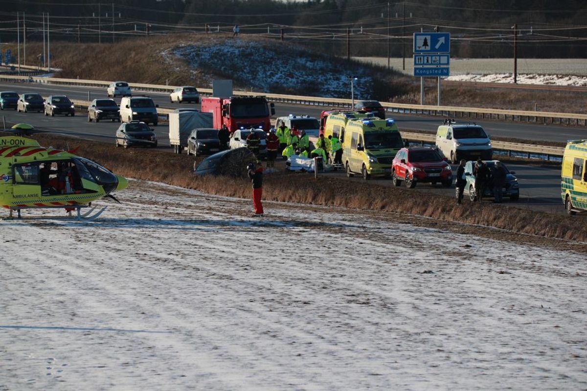 En mand er død efter soloulykken på E20 Vestmotorvejen søndag sidst på eftermiddagen. Foto: Presse-fotos.dk.