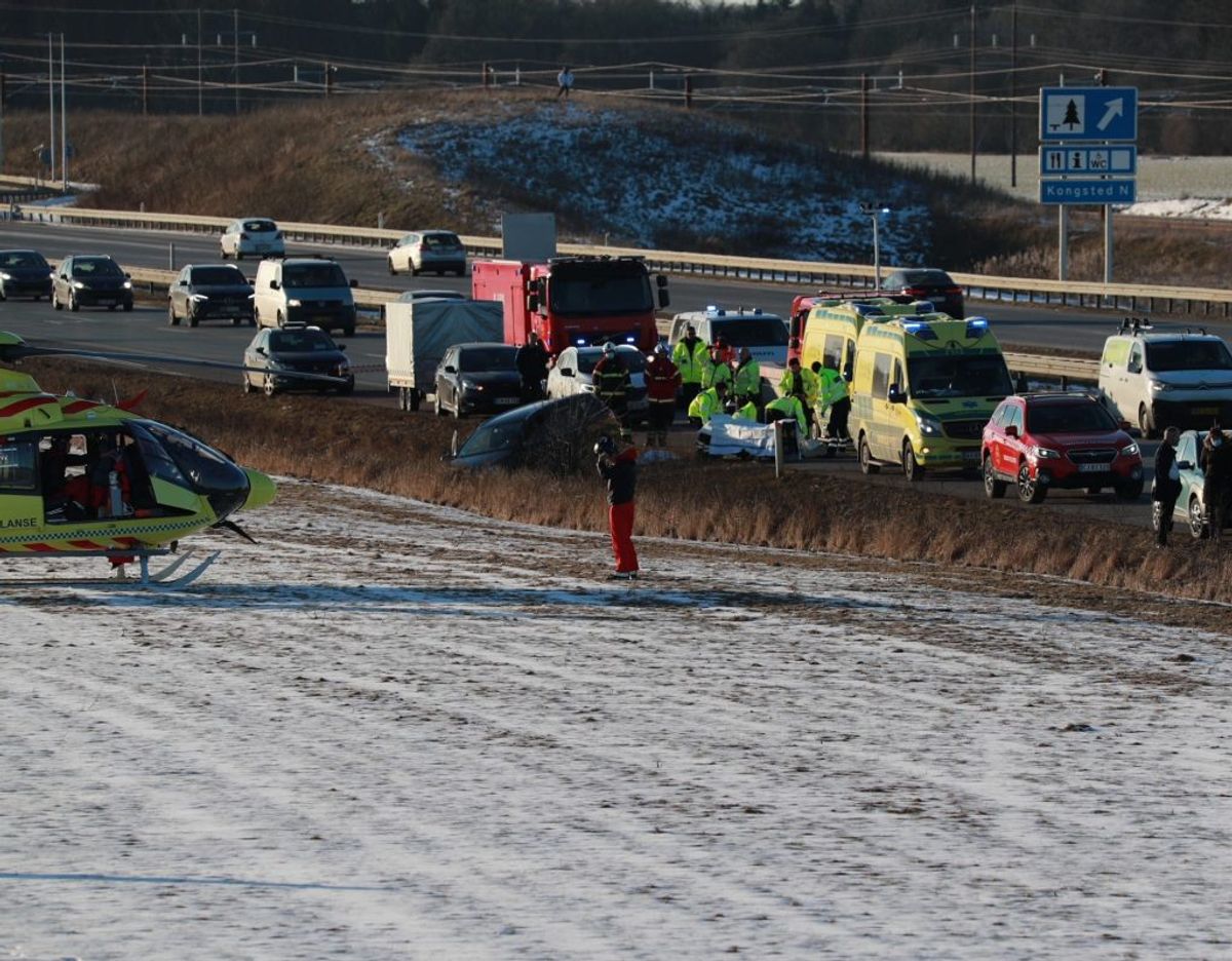 Det ser voldsomt ud ved ulykken på Vestmotorvejen. Foto: Presse-fotos.dk.