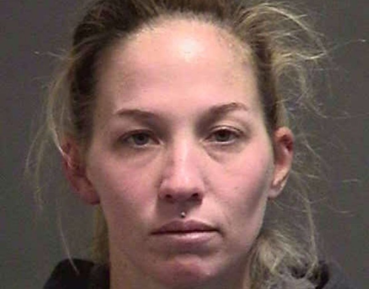 35-årige Hayley Morgan Hallmark har fået administrativt orlov fra sin stilling som lærerinde på en skole i Niceville i Florida efter det er kommet frem at hun har haft et seksuelt forhold til en kvindelig elev. Foto: Okaloosa County Sheriffs Office.