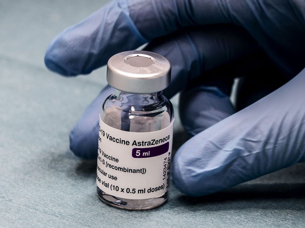 Vaccinerne er måske ikke nok:
Forskellige mutation betyder, at selvom vaccinerne kan hjælpe med at sænke coronasmitten i samfundet, er det ikke sikkert, at de kan udrydde den.
Eksempelvis den mutation, der i forsker-sprog hedder E484K, har rejst bekymring. Bekymringen går på, om mutationen giver en nedsat følsomhed for antistoffer – og derved sænker vaccinernes effektivitet.. (Foto: Liselotte Sabroe/Ritzau Scanpix)