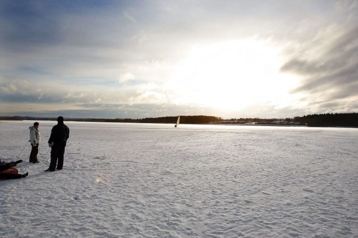 Hvis en person er faldet gennem isen, har Trygfonden de følgende råd i kronologisk rækkefølge. Foto: Scanpix