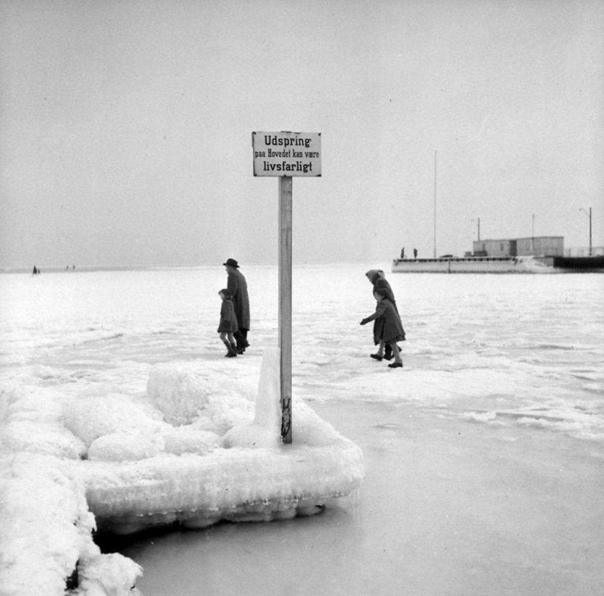 Kast en redningskrans eller andet redningsudstyr til personen i vandet og hold fast i linen. Foto: Scanpix