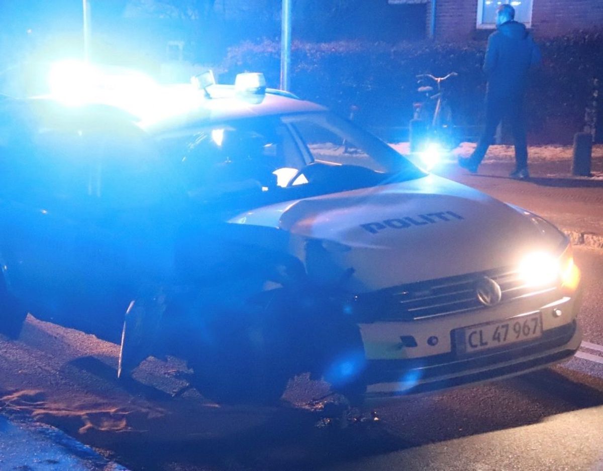 En patruljebil kørte galt natten til søndag. KLIK FOR FLERE BILLLEDER. Foto: Presse-fotos.dk