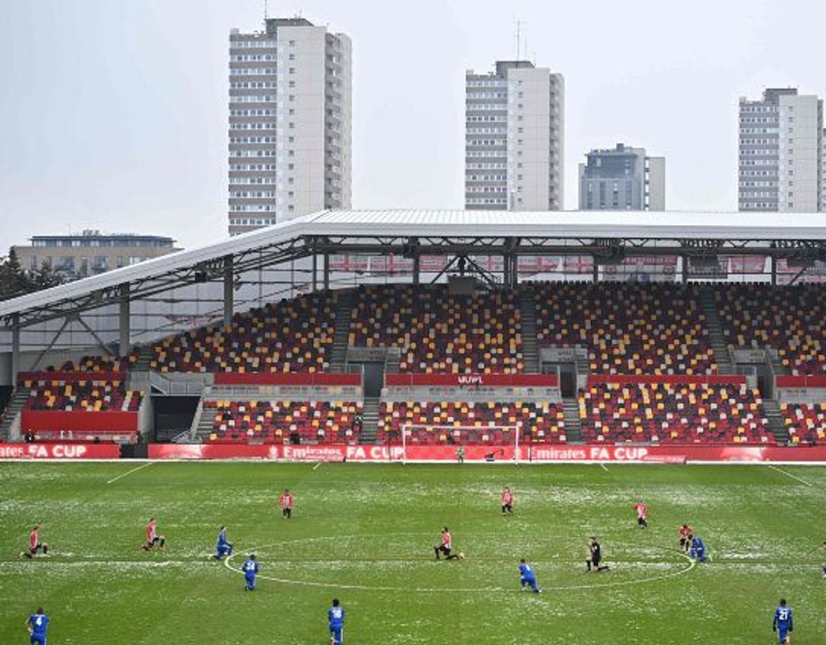 Siden juli sidste år er spillerne i engelske fodbold som led i en kampagne mod racisme gået ned i knæ lige før kampstart. Foto er fra FA Cup-kampen mellem Brentford og Leicester 24. januar. Spillerne fra Brentord vil nu finde andre måder at støtte antiracismekampagnen på. Foto: Ben Stansall/AFP