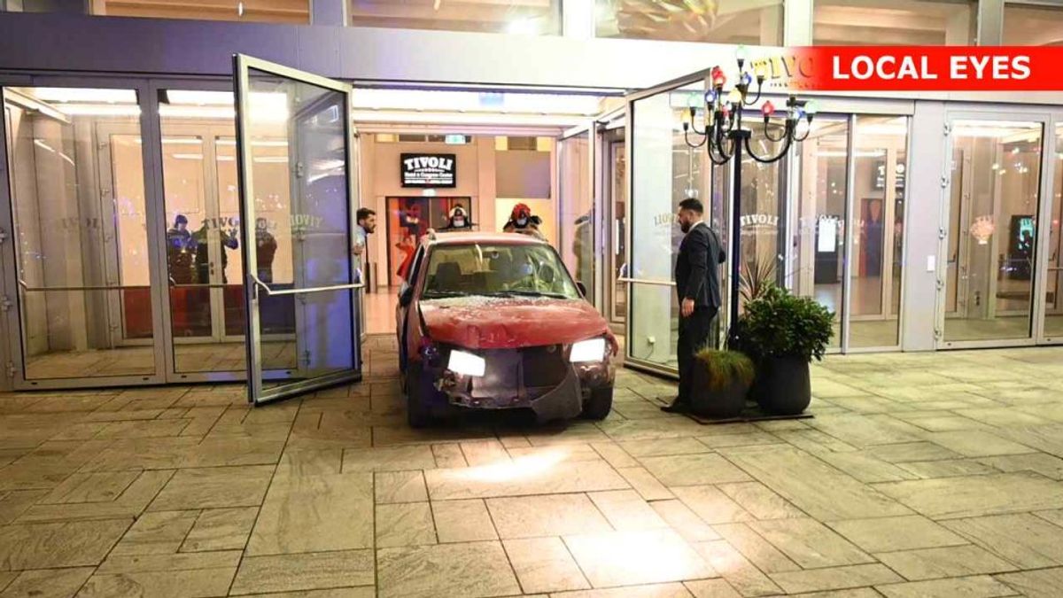 En bil bragede natten til søndag ind i Hotel Tivoli i København. KLIK FOR FLERE BILLEDER FRA STEDET. Foto: Local Eyes,