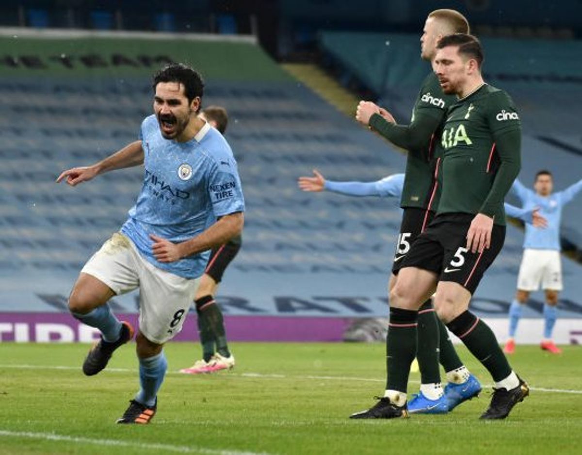 Ilkay Gündogan er ustoppelig for tiden. Her jubler han over det ene af sine to mål mod Tottenham, mens Pierre-Emile Højbjerg ærgrer sig. Foto: Rui Vieira/AFP