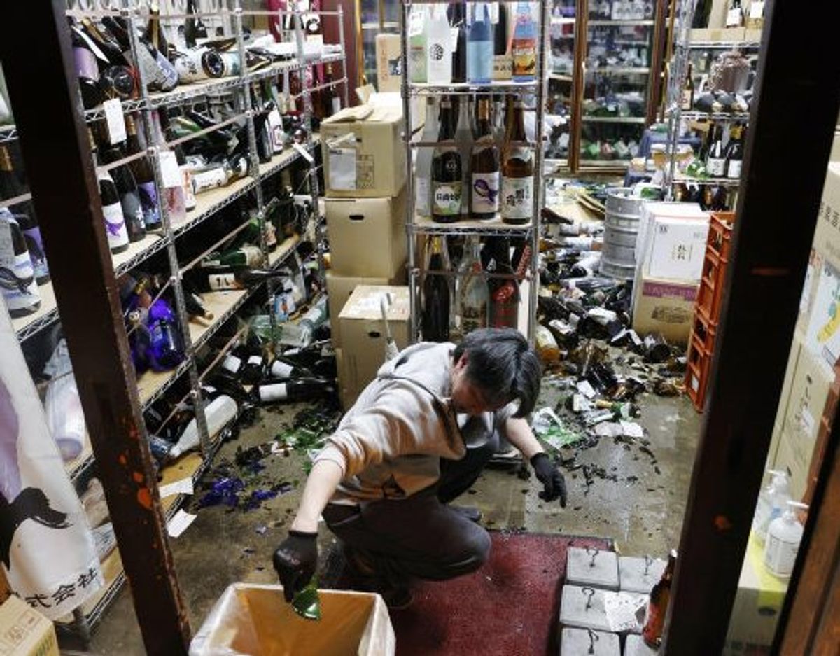 Oprydningen er i gang i en vinforretning i byen Fukushima i Japan, efter at regionen blev ramt af et kraftigt jordskælv lørdag. Foto: Unknown/Scanpix