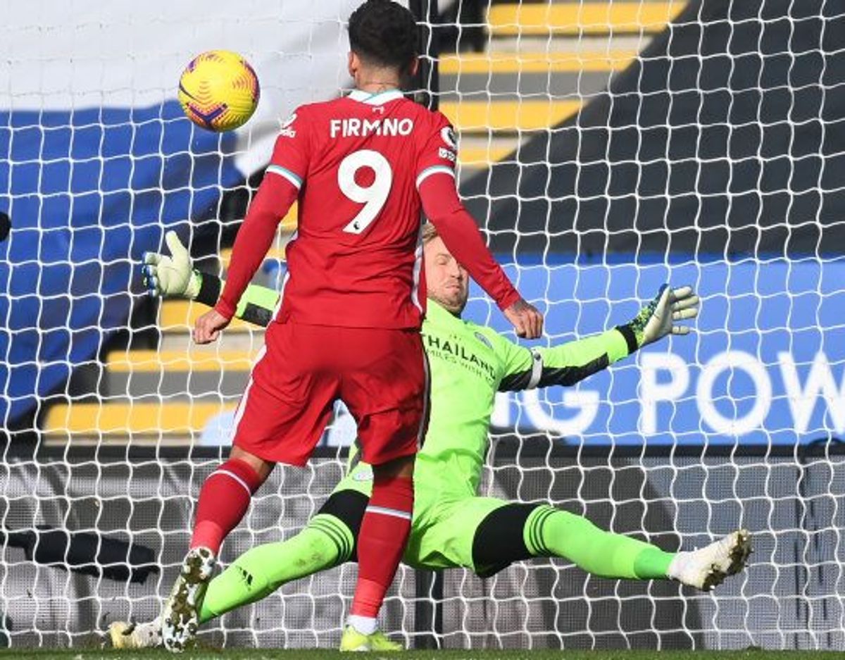 Leicester-keeper Kasper Schmeichel leverede i denne situation en flot redning på et forsøg fra Liverpools Roberto Firmino. Foto: Michael Regan/AFP