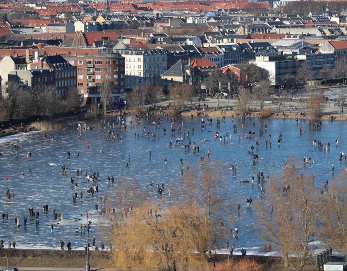 Flere københavnere har været en tur på isen lørdag eftermiddag. Her er det Sankt Jørgens Sø. KLIK FOR FLERE BILLEDER FRA DE KØBENHAVNSKE SØER. Foto: Presse-fotos.dk
