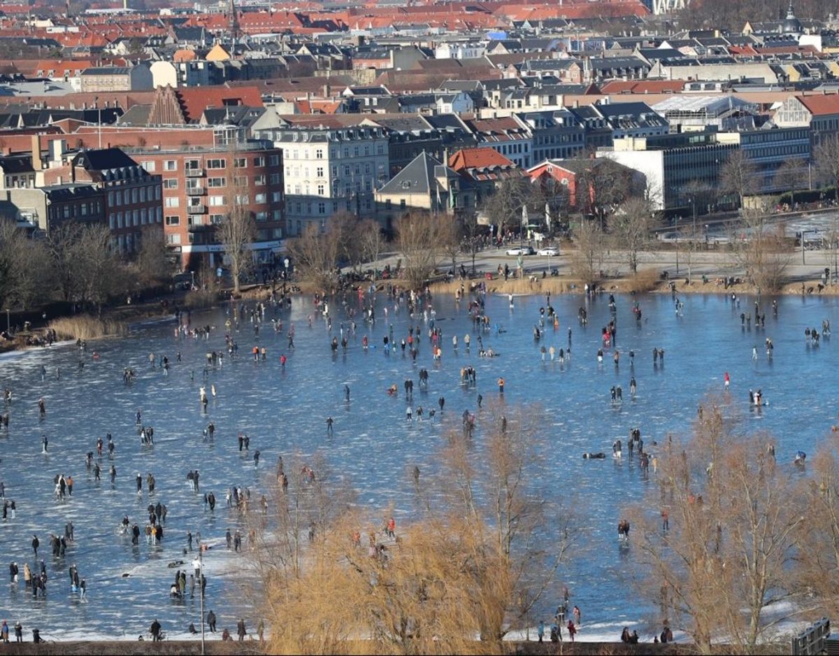 Flere københavnere har været en tur på isen lørdag eftermiddag. Her er det Sankt Jørgens Sø. KLIK FOR FLERE BILLEDER FRA DE KØBENHAVNSKE SØER. Foto: Presse-fotos.dk