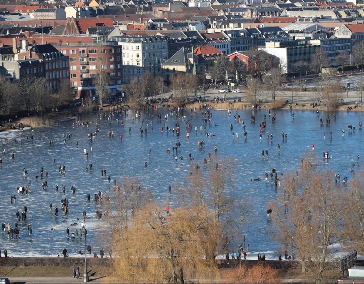 Flere københavnere har været en tur på isen lørdag eftermiddag. Her er det Sankt Jørgens Sø. KLIK FOR FLERE BILLEDER FRA DE KØBENHAVNSKE SØER. Foto: Presse-fotos.dk