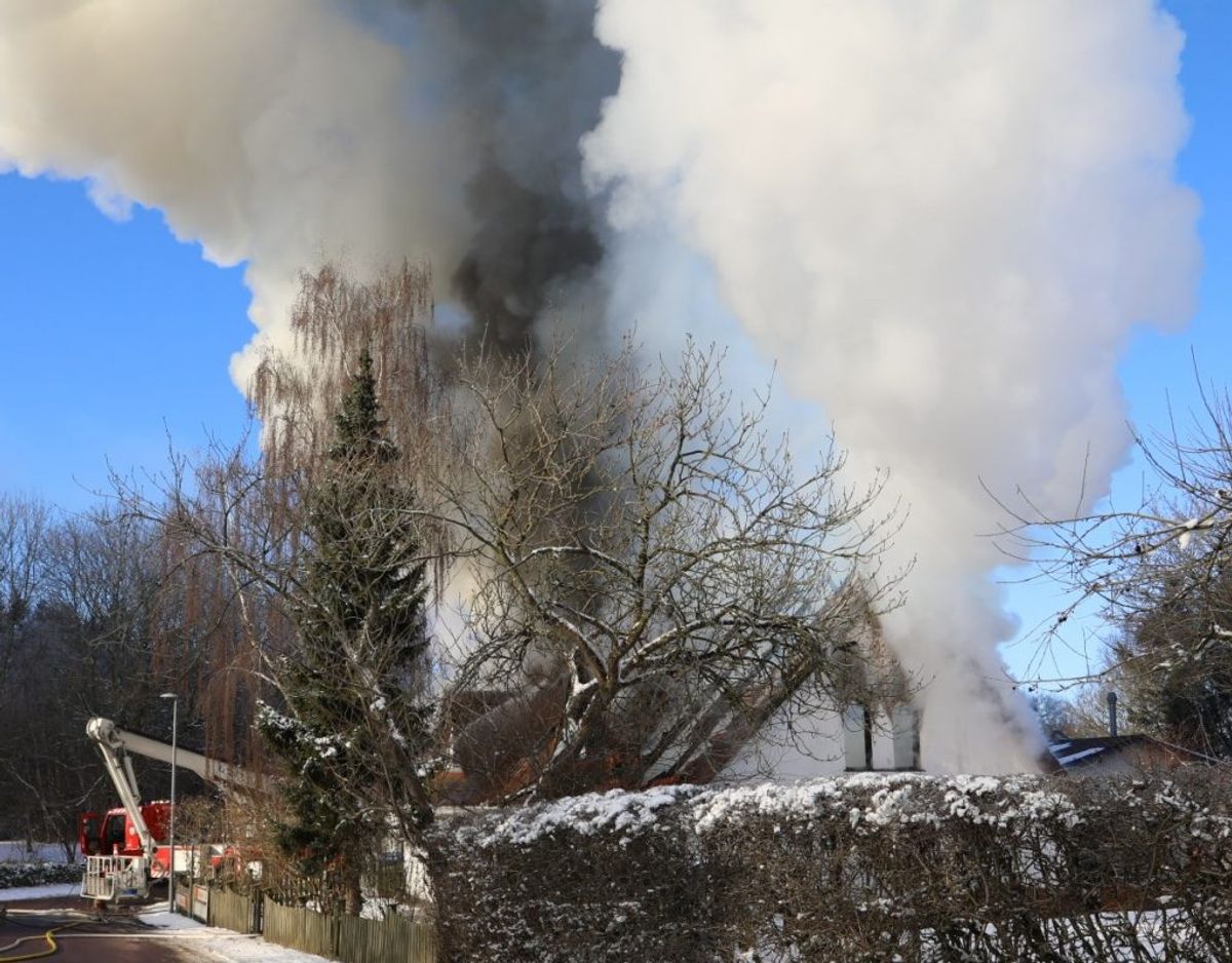 Branden udviklede en masse røg. Foto: Presse-fotos.dk. KLIK VIDERE OGS E FLERE BILLEDER