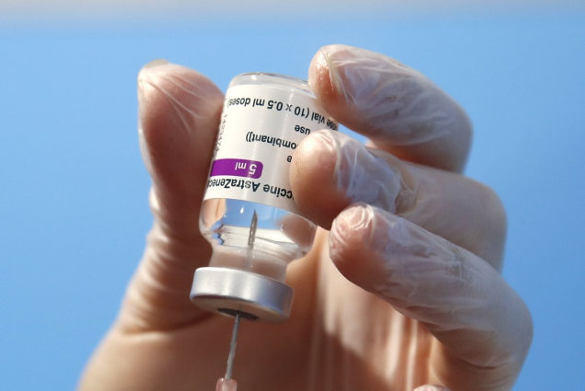 AstraZeneca-vaccinen er ikke helt lige så effektiv som de øvrige vacciner, der er godkendt i Danmark. Til gengæld er den noget lettere at opbevare og transportere (Arkivfoto). Foto: Alessandra Tarantino/Scanpix