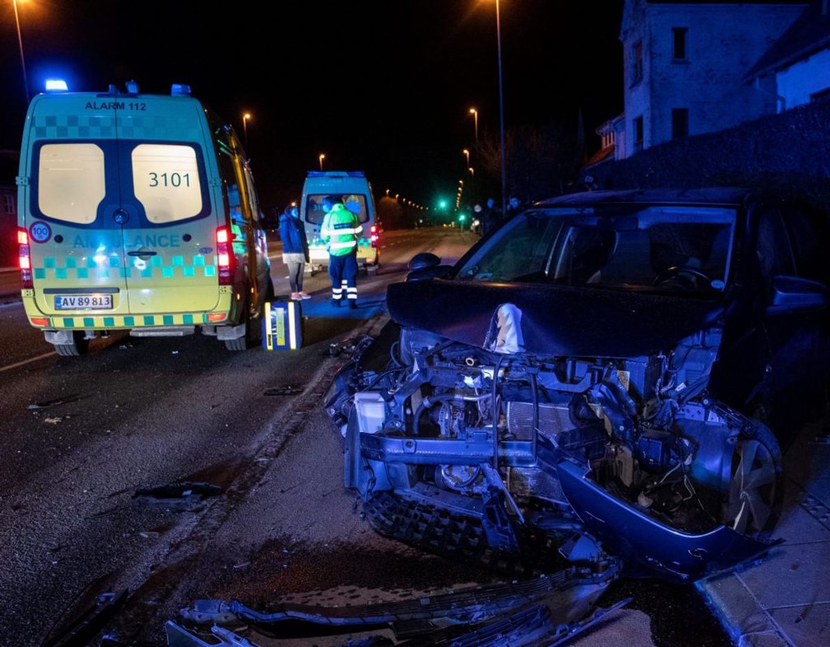 Den ene af de to biler, der blev smadret ved ulykken i Aalborg sent fredag aften. Foto: Rasmus Skaftved.