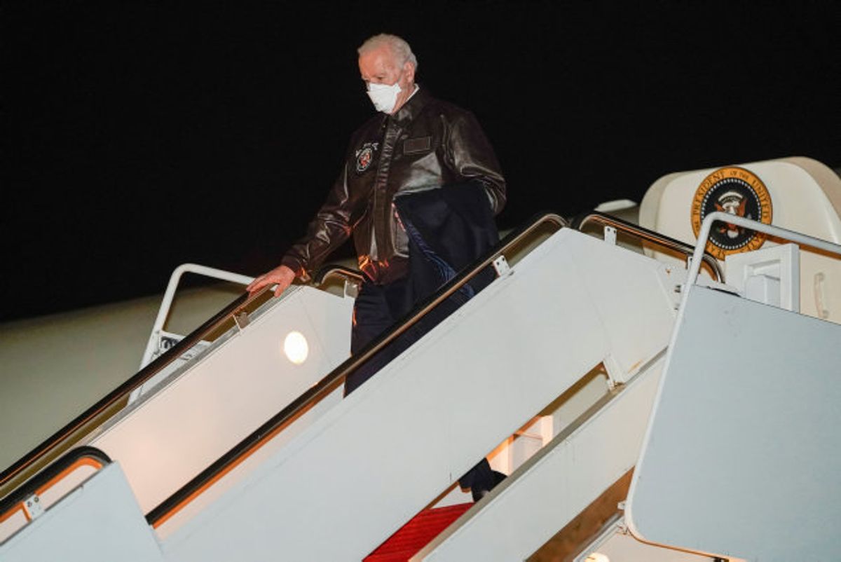 Præsident Joe Biden ses her på vej ud af “Air Force One” – præsidentens fly – på vej mod Camp David. Biden fløj til Hagerstown i Maryland og kørte derefter i bilkortege derop for at undgå problemer med dårligt vejr. Foto: Joshua Roberts/Reuters