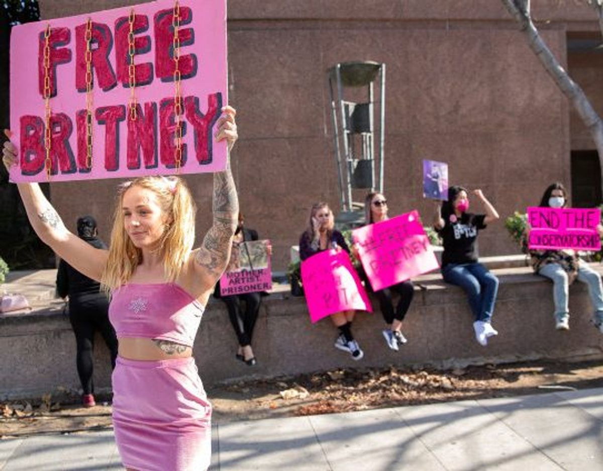 Britney Spears-fans havde torsdag samlet sig foran Los Angeles County Superior Court. De demonstrerede for verdensstjernens frihed og selvstændighed. Foto: Mike Blake/Reuters
