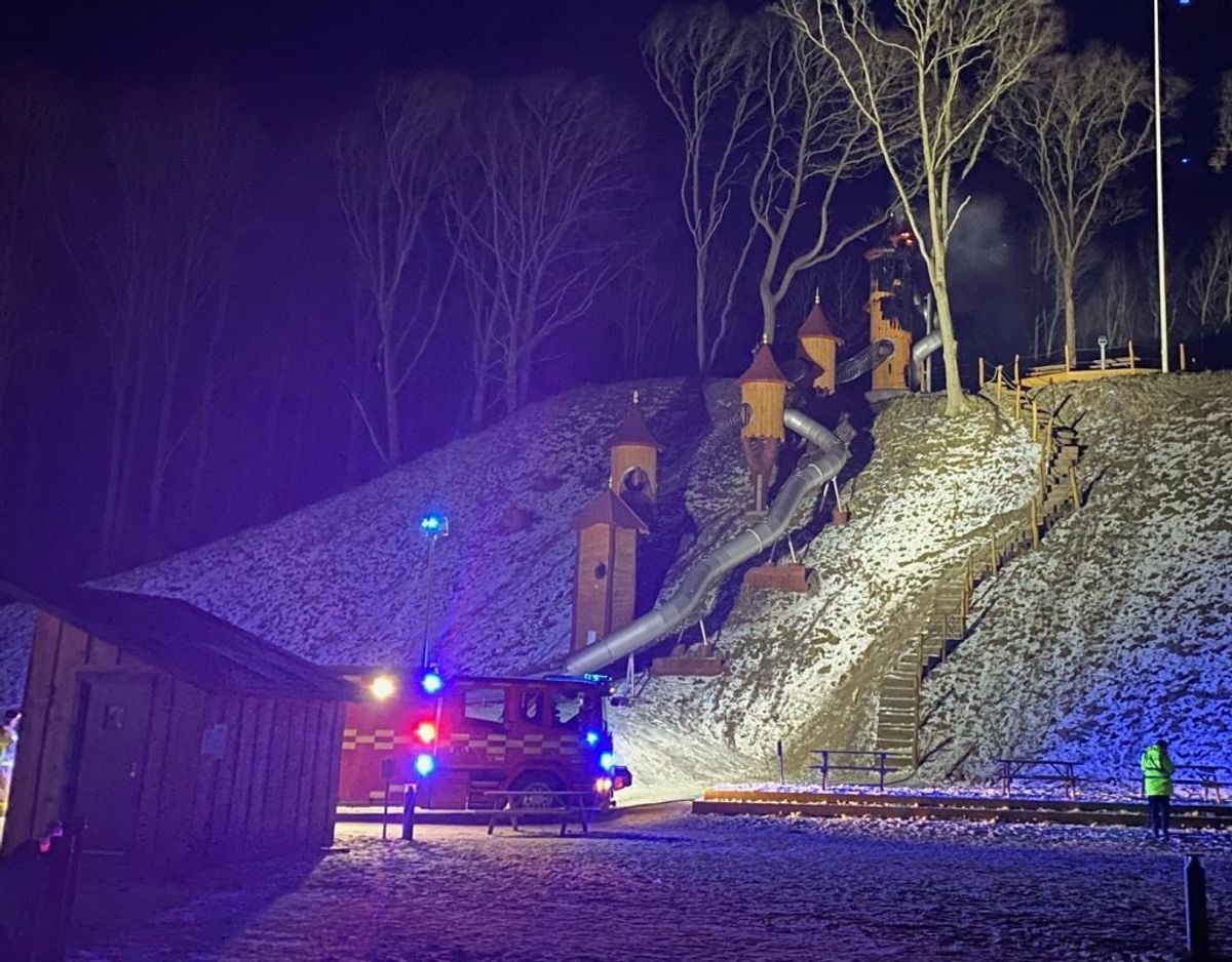 En naturlegeplads, drevet af frivillige, har fået ødelagt et tårn ved en brand. Foto: Presse-fotos.dk.