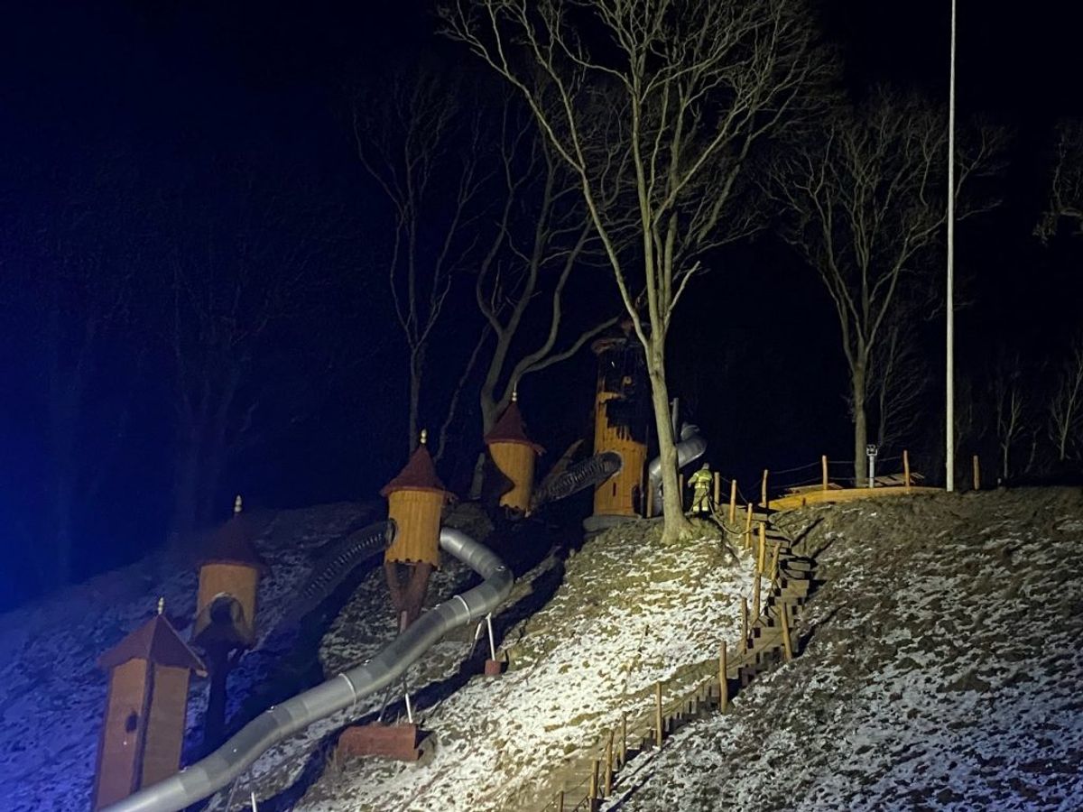 En naturlegeplads, drevet af frivillige, har fået ødelagt et tårn ved en brand. Foto: Presse-fotos.dk.