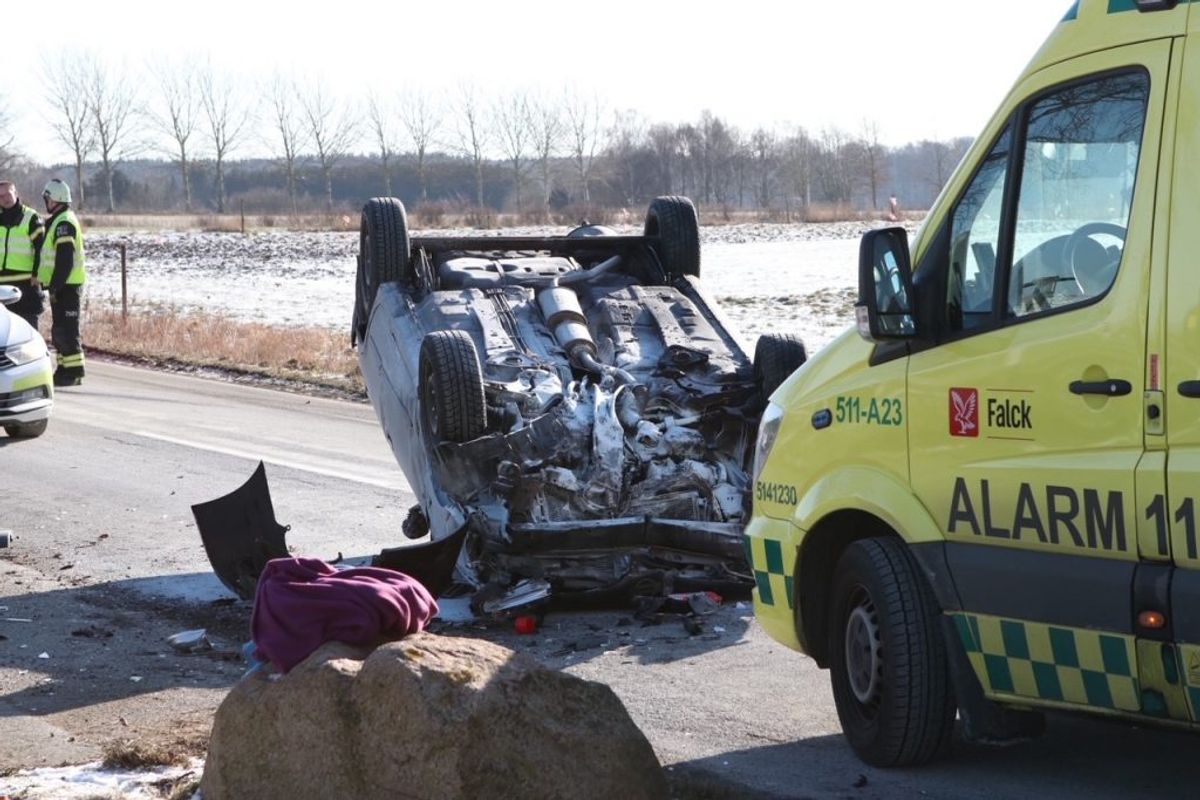 Fredag formiddag rykkede politi og redning ud til en soloulykke i Smørum i Nordsjælland. KLIK FOR FLERE BILLEDER FRA STEDET. Foto: Presse-fotos.dk.