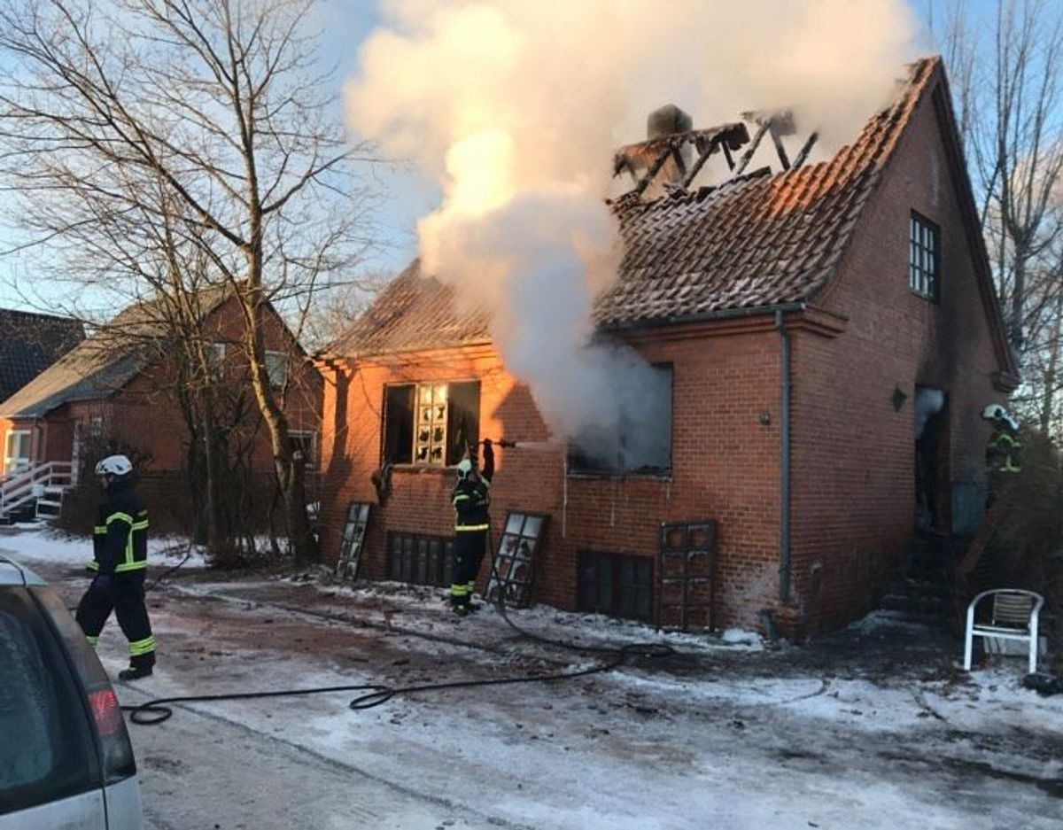 Dagen derpå er brandfolkene i gang med efterslukningen. Foto: Maiken Krongaard