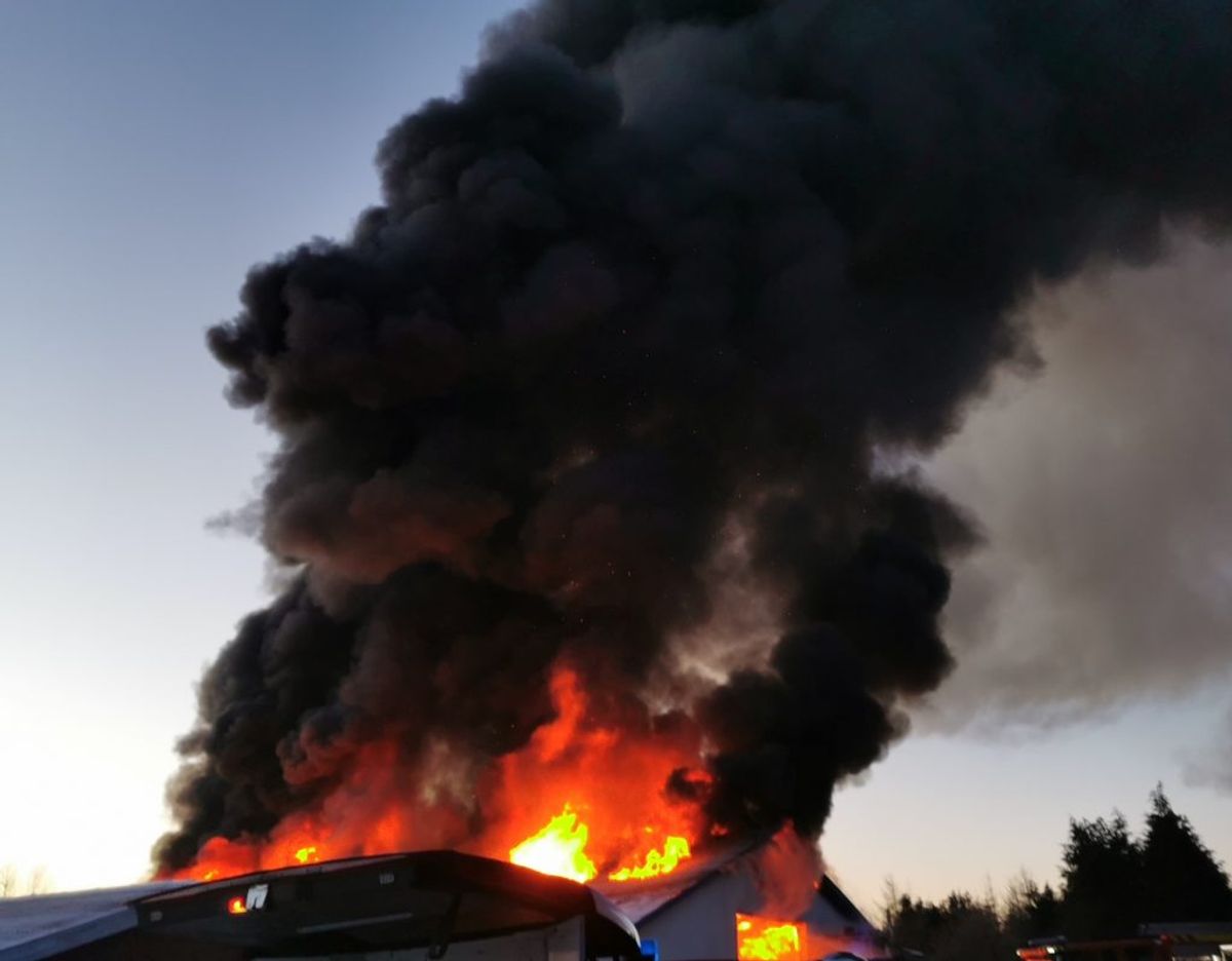 Det brænder fortsat voldsomt i et autoværksted. KLIK VIDERE OG SE FLERE BILLEDER FRA STEDET. Foto: Presse-fotos.dk