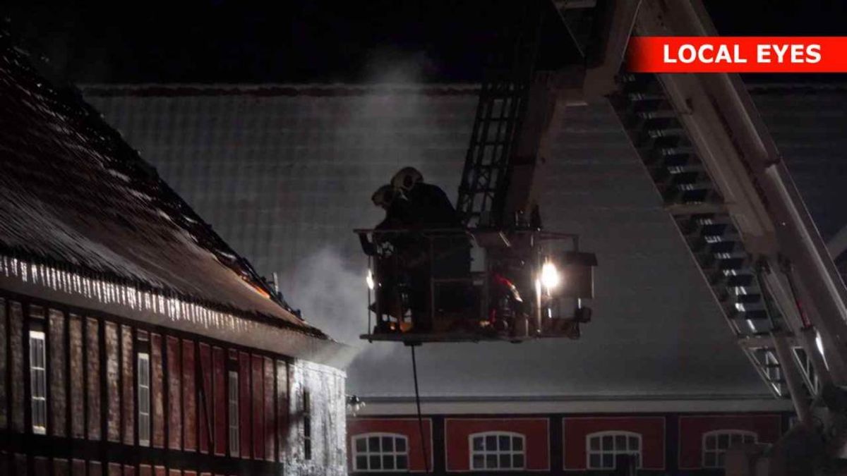 Der udbrød torsdag aften brand i en bygning ved Tirsbæk Gods. KLIK FOR FLERE BILLEDER FRA STEDET. Foto: Local Eyes.