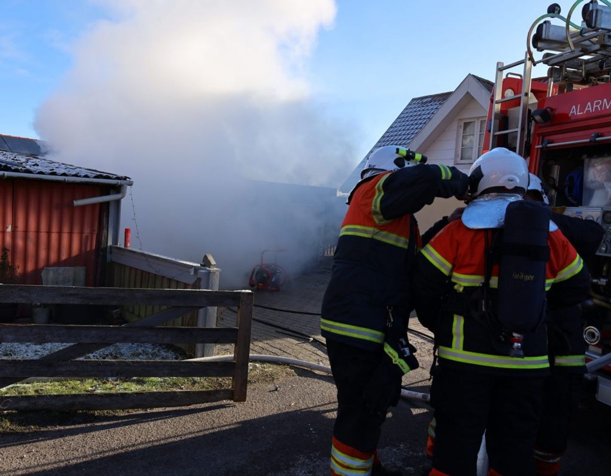 Brandfolkene havde travlt med at få branden under kontrol. Foto: Øxenholt foto