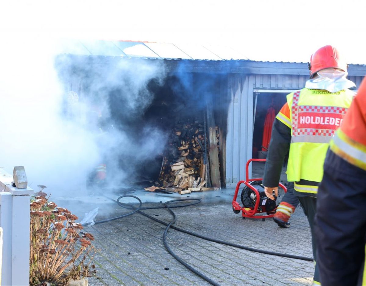 Brandfolkene havde travlt med at få branden under kontrol. KLIK VIDERE OG SE FLERE BILLEDER. Foto: Øxenholt foto