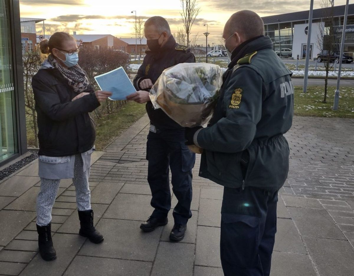 Politiet overrakte Ina Ritter 1000 kroner og en buket blomster. Foto: Nordjyllands Politi