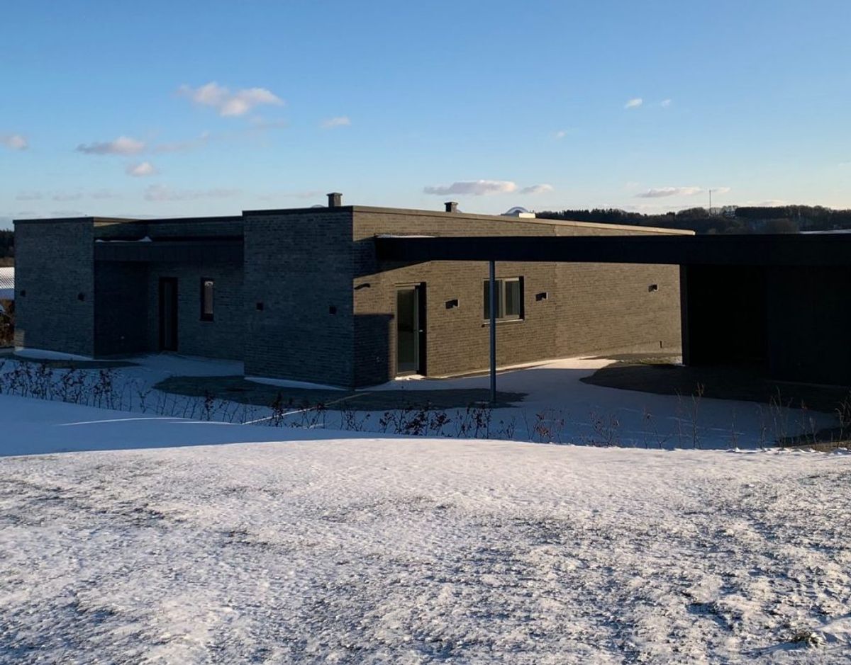 Helt tom. Sådan har præsteboligen i Brædstrup set ud siden 2019. Foto: Dorte Skou Vinther