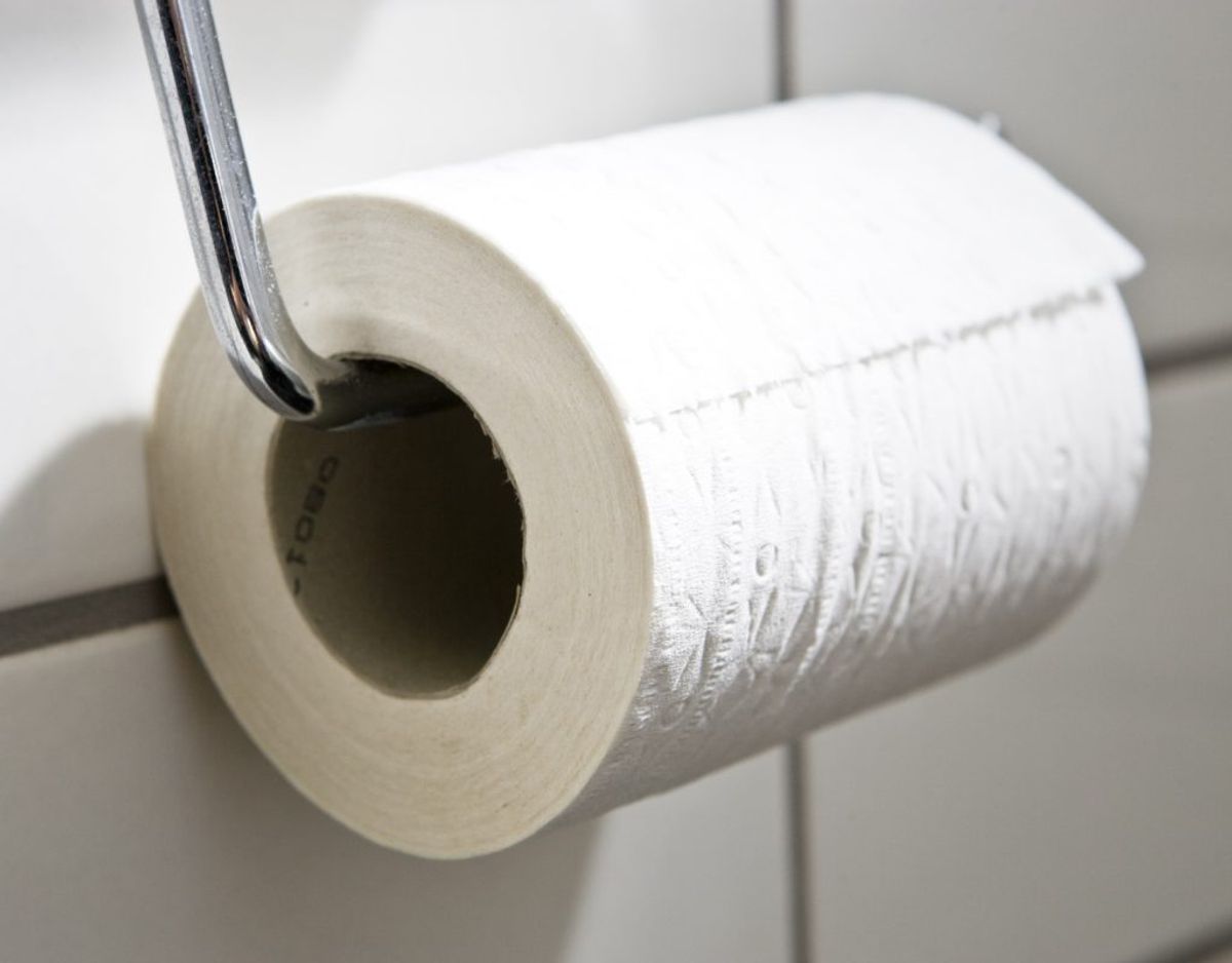 Manden fik lov til at låne toilettet og kvitterede ved at stikke af med flere smykker. Genrefoto.