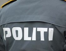 Betjente sigtet: Tog billeder med død person