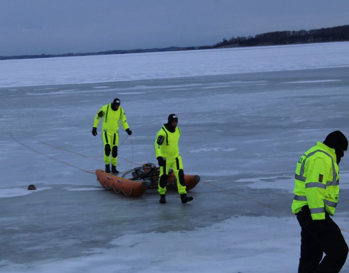 Man har fundet fodspor på isen men intet menneske. Foto: Presse-fotos.dk. KLIK for mere.