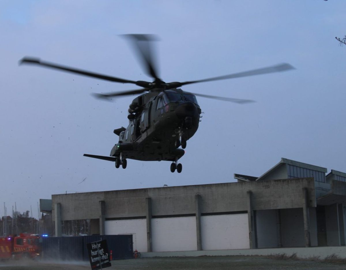 En helikopter i luften søger efter eventuelle personer i vandet. Foto: Presse-fotos.dk. KLIK for mere.