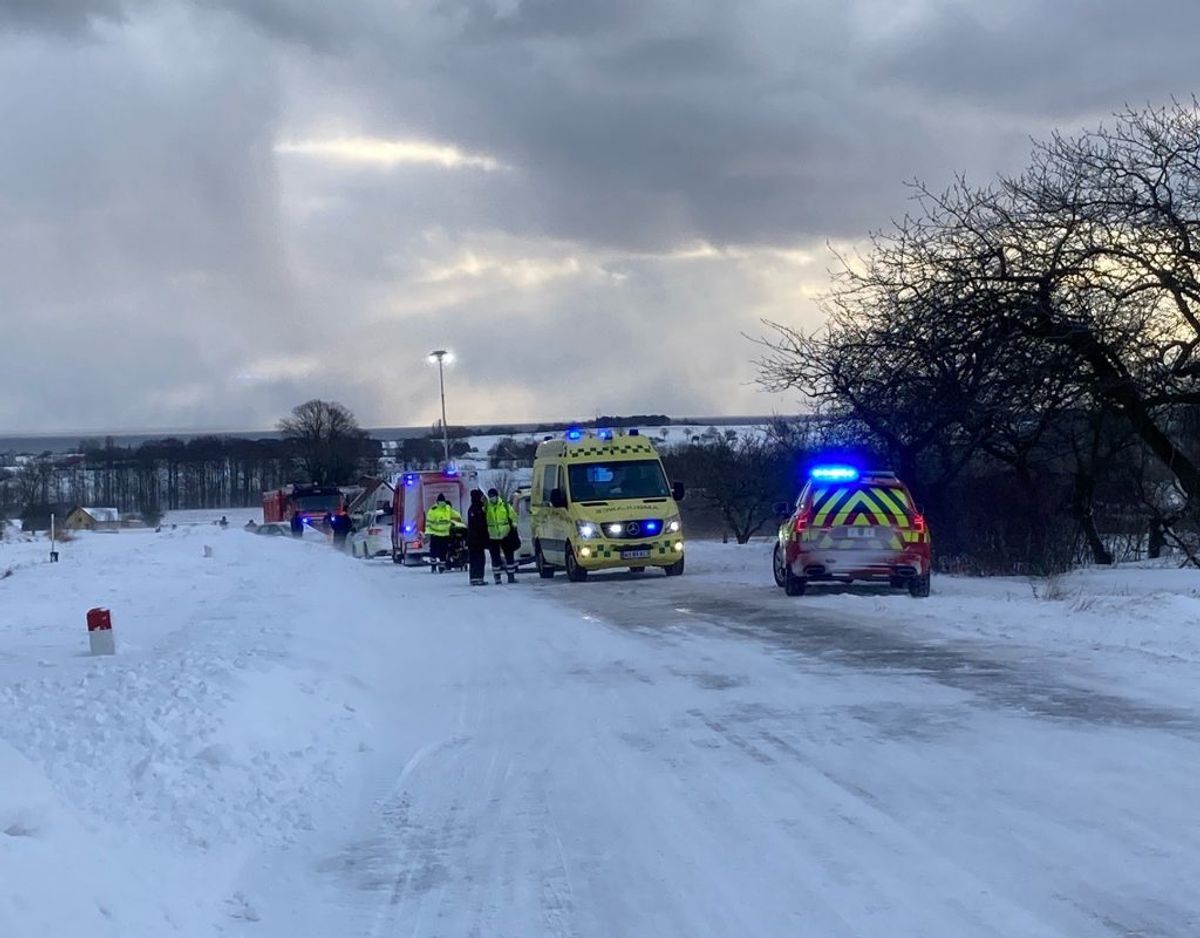 I forbindelse med uheldet er to biler kørt frontalt sammen. Foto: Presse-fotos.dk.