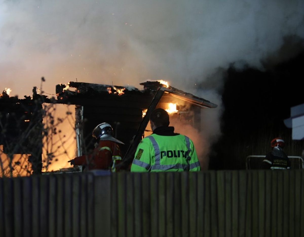 Politiet skal undersøge brandårsagen. Foto: Presse-fotos.dk.