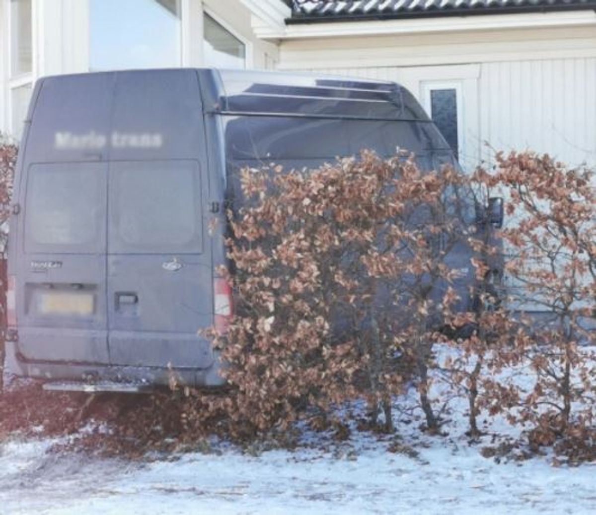 En bil kørte onsdag ind i et hus. Foto: Presse-fotos.dk.