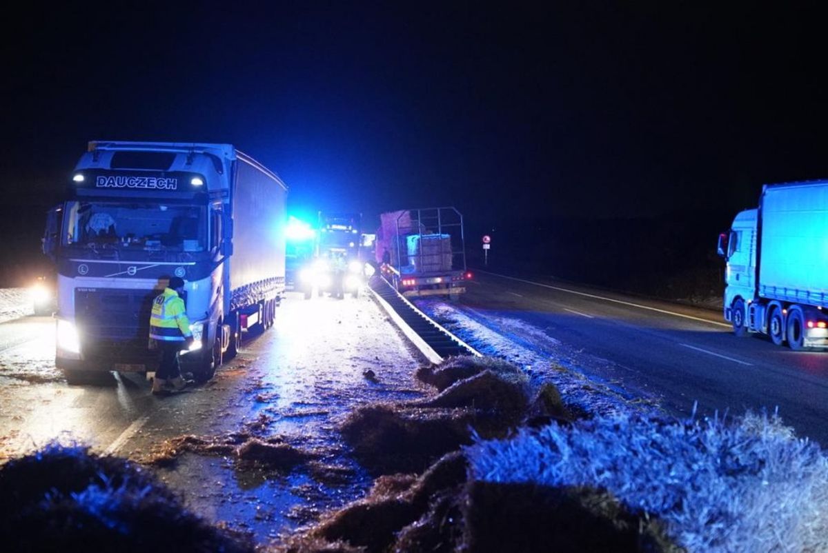 En lastbil er kørt galt. Motorvejen er spærret. KLIK og se flere billeder. Foto: Øxenholt. Foto
